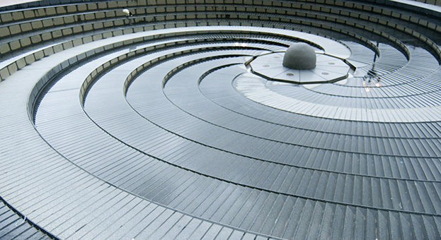 La finanza al potere e l’Europa contromano water running down a spiral water feature
