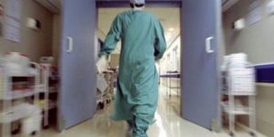 Il collasso degli ospedali: in 6 reparti su 10 non ci sono posti liberi